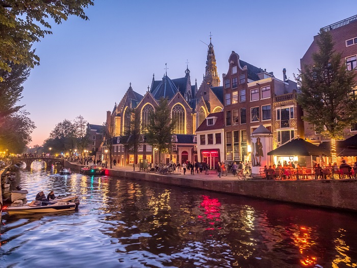 Spettacoli di sesso accanto a una chiesa